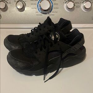 Nike Black Sneakers with Breathable Knit Fabric